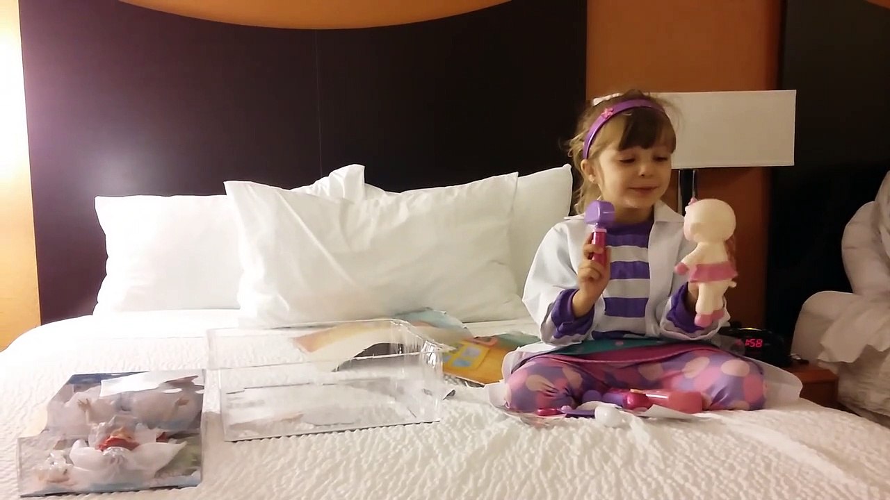 Sophia, Isabella e Alice Abrindo Brinquedos Disney