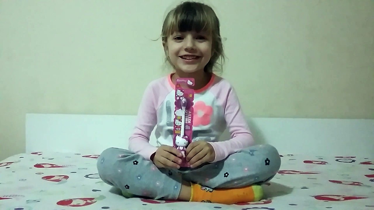 Sophia, Isabella e Alice Abrindo Escova de Dente da Hello Kitty