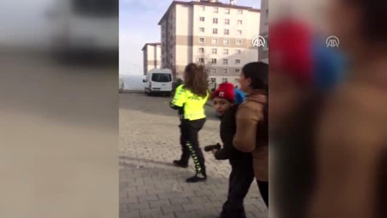 Polisliğe ilgi duyan engelli çocuğa polislerden doğum günü sürprizi