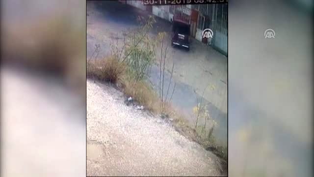 Sobayı tinerle yakmak isterken yanan işçinin görüntüleri güvenlik kamerasında