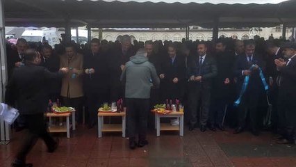 Sultangazi'de 10 ton çiğ köfte dağıtıldı