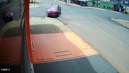 Câmera mostra colisão entre Fiat Toro e Uno na Rua São Paulo