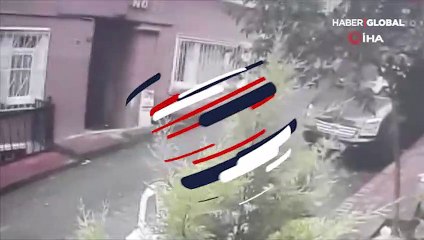 Beyoğlu'nda korkutan kaza! Yokuş aşağı giderken takla attı