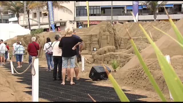 Las Palmas luce en su playa de Las Canteras uno de los belenes más grandes de Europa