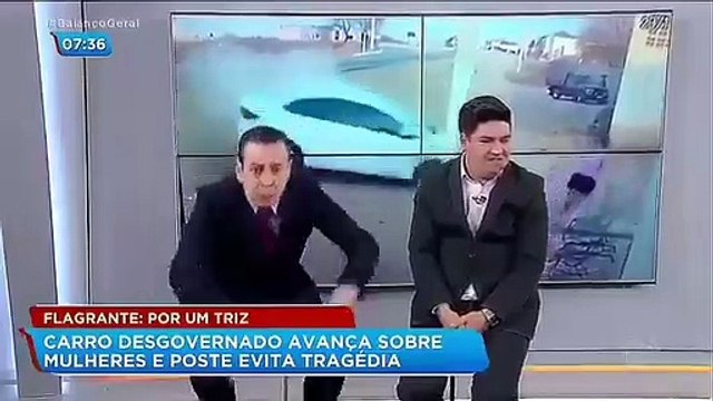 Effrayés par le bruit d’une voiture sur l’écran derrière eux, ces deux présentateurs se sont enfui du plateau en pleine émission.