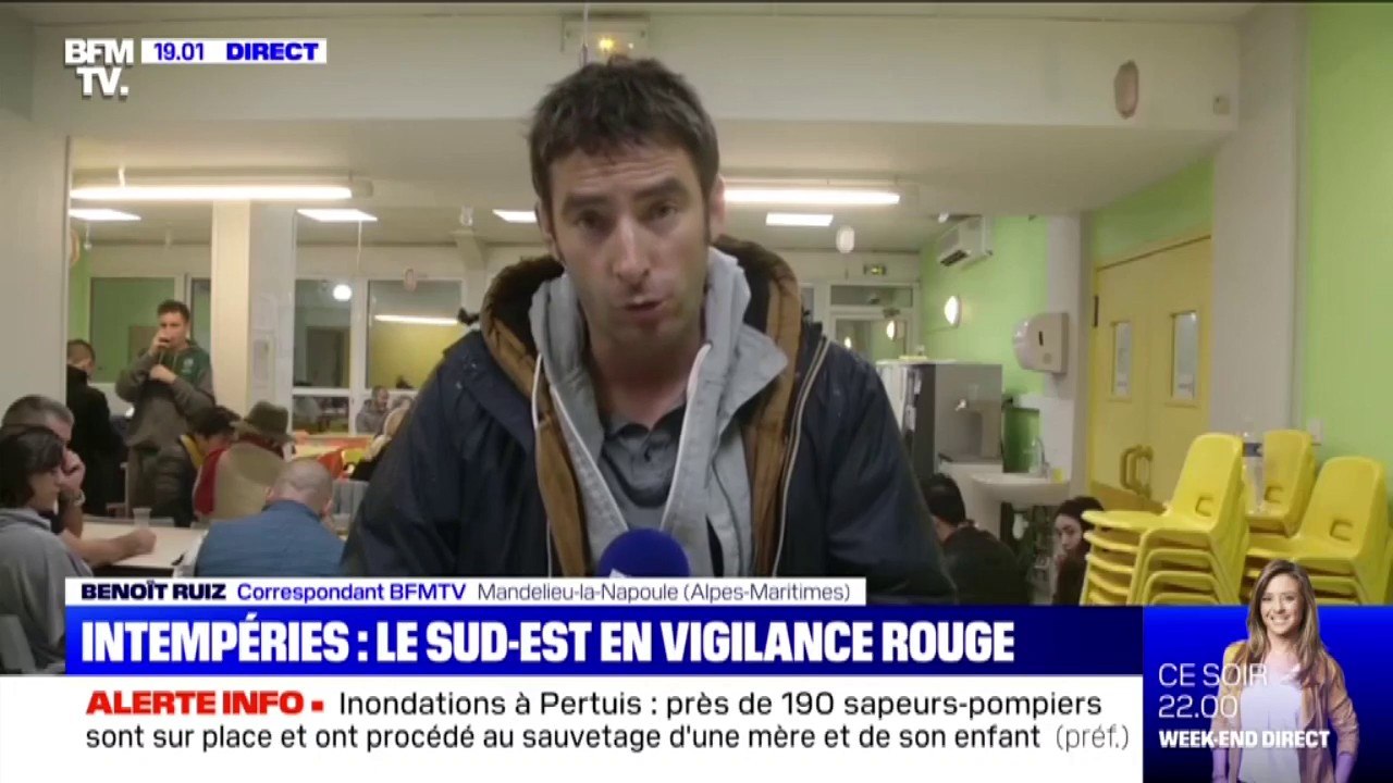 Des automobilistes se sont retrouvés bloqués par les eaux sur les routes de Mandelieu-la-Napoule dans les Alpes-Maritimes