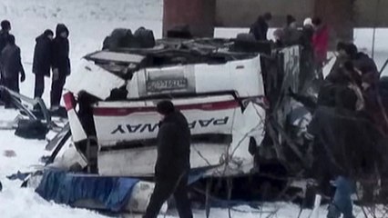 러 시베리아서 버스 얼어붙은 강으로 추락..."19명 사망" / YTN