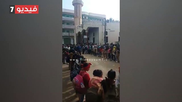 وداعا ماما وفاء .. تلاميذ يشيعون جثمان معلمتهم بالزى المدرسى بكفر الشيخ