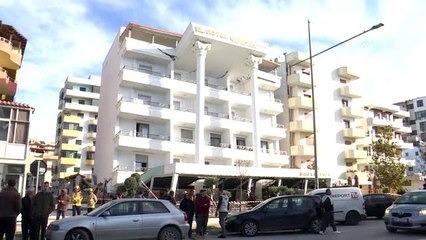 Depremde ağır hasar gören binalar kontrollü olarak yıkılıyor