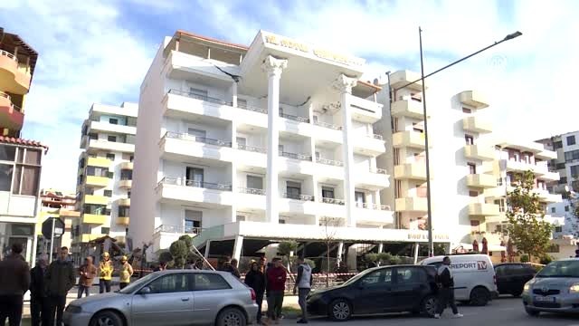 Depremde ağır hasar gören binalar kontrollü olarak yıkılıyor