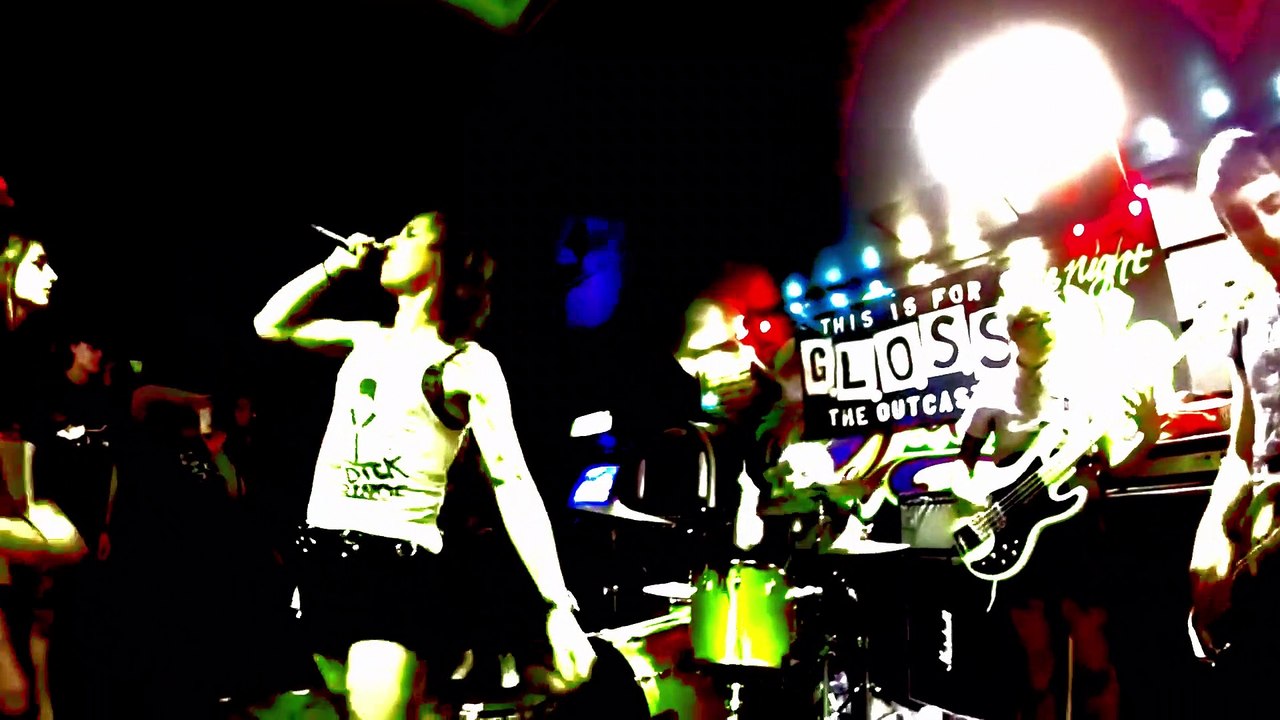 Girls Living OuTside SocieTy's ShiT Live