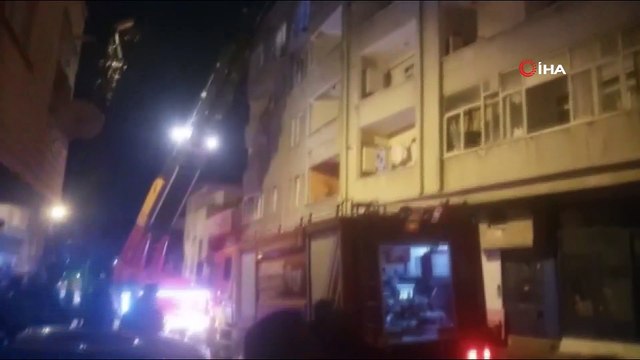 Ataşehir'de 4 katlı binanın çatı katı alev alev yandı