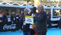 Joshua Cheptegei bate recorde mundial nos 10 mil metros em Valência