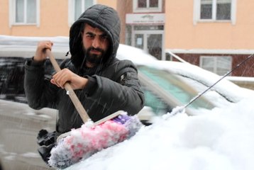 Erzurum'da kar hayatı felç etti