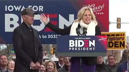 ABD başkan aday adayı Biden, mitingde eşinin parmağını emdi