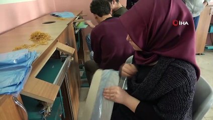Engelliler galoş üreterek aile bütçelerine katkı sağlıyor