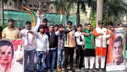 प्याज की माला पहनकर कांग्रेसियों ने जाहिर किया विरोध