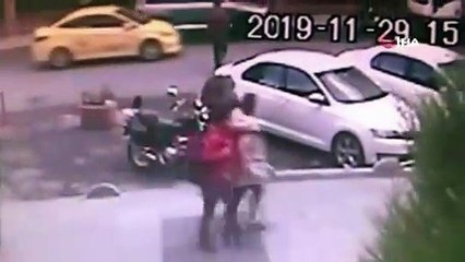 Minibüsçü kendisini uyaran genç kızlara dehşeti yaşattı!