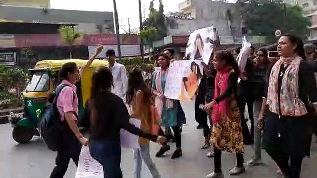 हैदराबाद का गुस्सा इंदौर में दिखा, छात्रों ने निकाली रैली, दोषियों को फांसी देने की मांग की