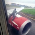 Un homme voulant aller au Ghana est monté sur l’aile d’un avion qui allait décoller