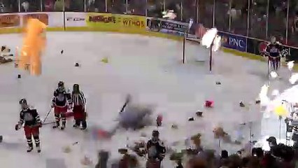 Tribünlerden yoksul çocuklara noel sürprizi; 45 binden fazla oyuncağı aynı anda sahaya fırlattılar