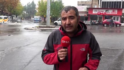Diyarbakır'da yağmur caddeleri göle çevirdi