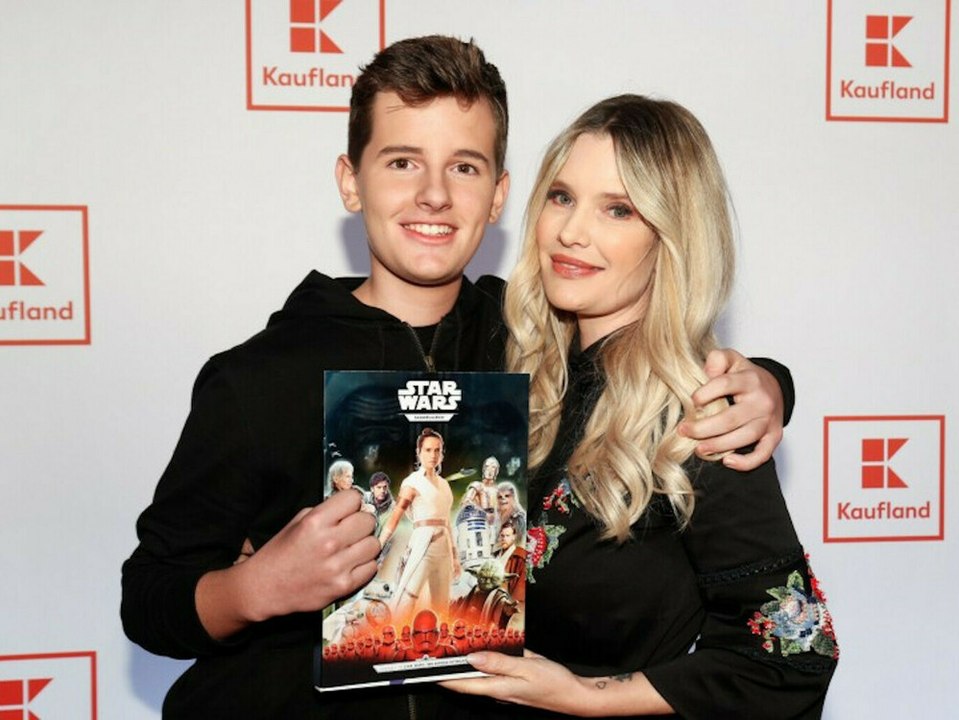 Mirja du Mont und Sohn Fayn strahlen auf dem roten Teppich