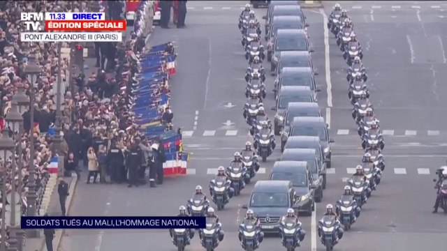 Les images de l'hommage rendu aux 13 militaires français tués au Mali sur le pont Alexandre III à Paris