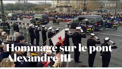 La foule rend hommage aux 13 militaires tués au Mali sur le pont Alexandre III à Paris