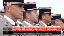 Hommage à nos soldats: Regardez en vidéo le passage des 13 cercueils des militaires tués au Mali applaudis sur le pont Alexandre III