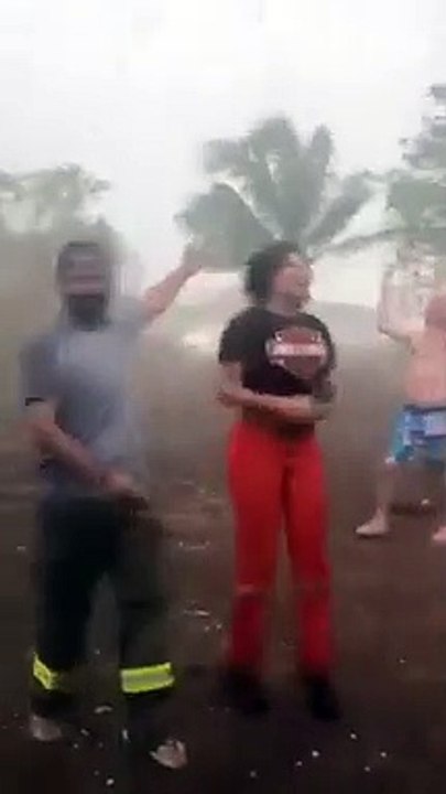 Fous de joie sous la pluie après des semaines d'incendie et sécheresse !
