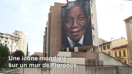 Un artiste peint une portrait mural géant de Nelson Mandela à Florence