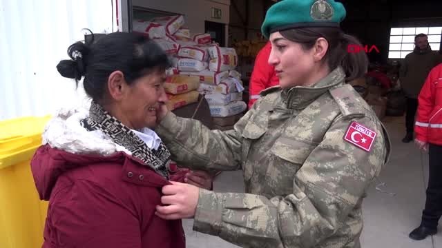 Depremzede kadın, yardım dağıtan kadın türk subayına sarılıp ağladı