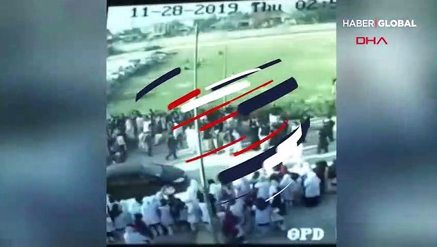 Protesto yapan öğrenciyi, profesörü ezdi