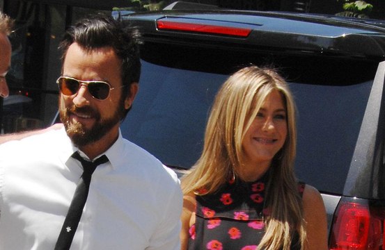 Justin Theroux participa de festa entre amigos de Jennifer Aniston
