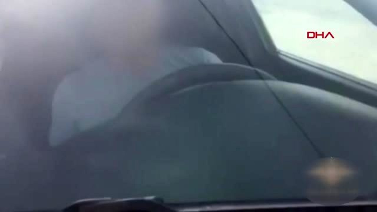 Alkollü sürücü, aracın kapısına asılı kalan polisi böyle sürükledi