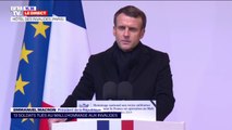 Emmanuel Macron salue 