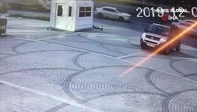 Direksiyon hakimiyetini kaybeden üniversite öğrencisi otobüs durağına daldı