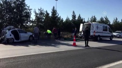 Tır ile otomobil çarpıştı: 1 ölü, 2 yaralı