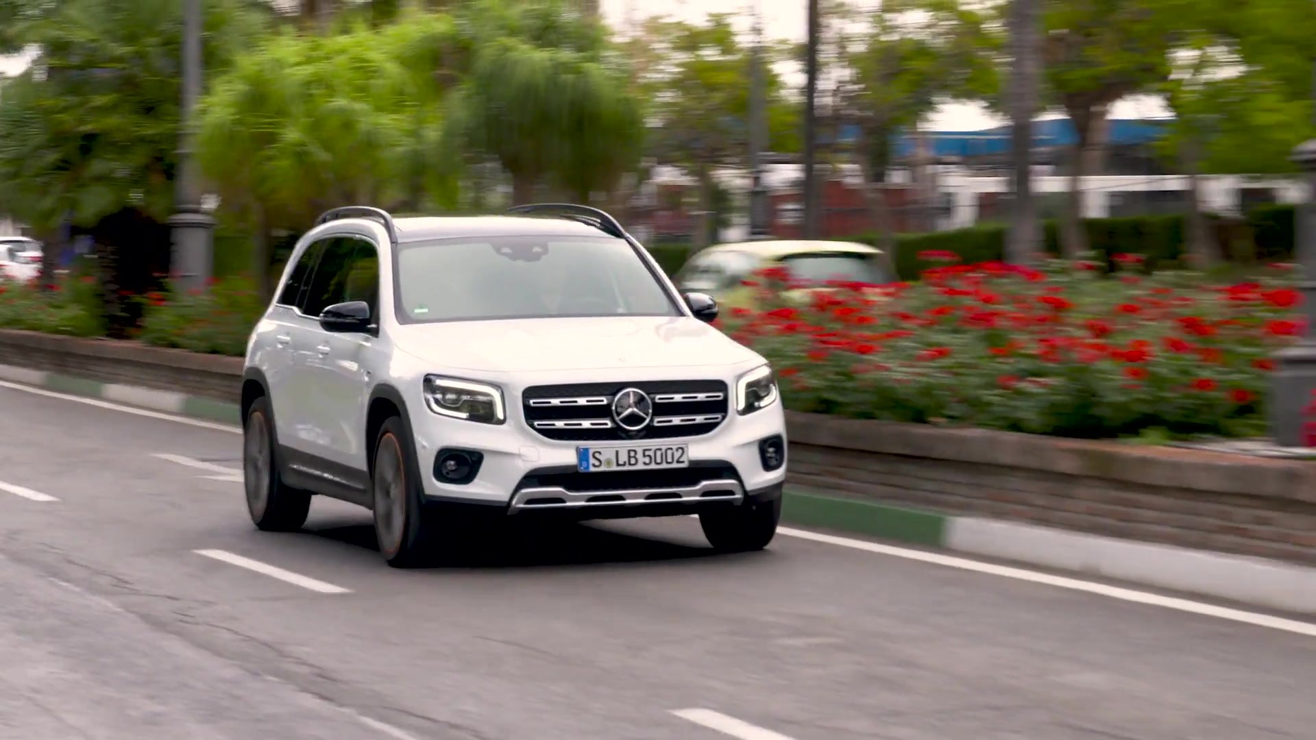 The New Mercedes Benz Glb 250 4matic In White Metallic Driving Video