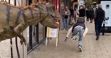 Goubtube piège les passants avec un déguisement de T-Rex