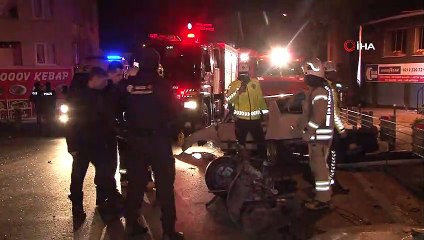 Trafik ışıklarına ve bariyerlere çarpan otomobil hurdaya döndü: 2 yaralı