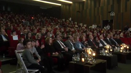 Öğrenci ve öğretmenlerden oluşan koro, otizmli bireyler için sahne aldı