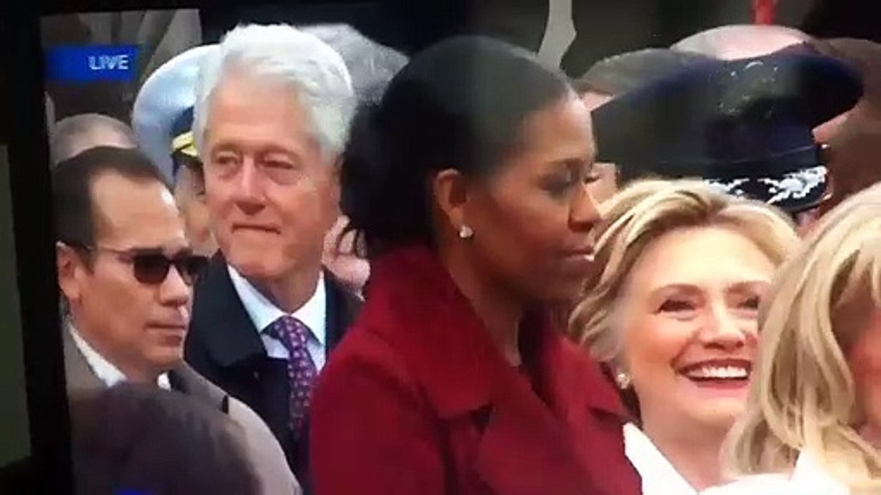 La mirada asesina de Hillary Clinton a su marido... ¡al pillarle desnudando con su mirada a Melania Trump!