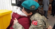 Arnavut depremzede, yardım malzemesi dağıtan Türk subayına sarılıp ağladı