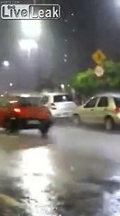 Quand tu confonds ta voiture sous la pluie... Trempé !