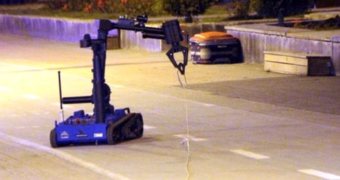 Şüpheli valiz, bomba imha robotu Ertuğrul'un bağladığı fünye ile patlatıldı
