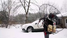 Une vidéo rafraichissante : Cet homme a une méthode efficace pour enlever la neige de sa voiture