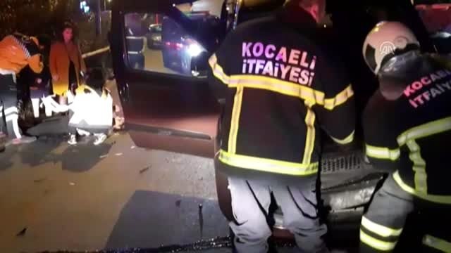 Hafif ticari araçla otomobil çarpıştı: 4 yaralı