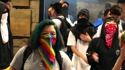 Nuevas evasiones en metro de Santiago inician otra semana de crisis en Chile